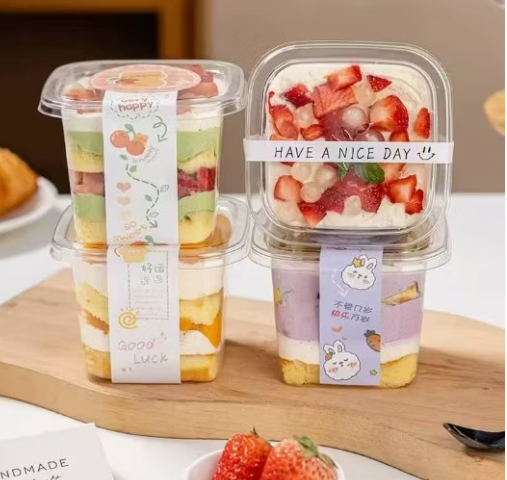 Tavă din plastic pentru alimente, rezistentă la căldură: cum se comportă PET, PP și PS la căldură