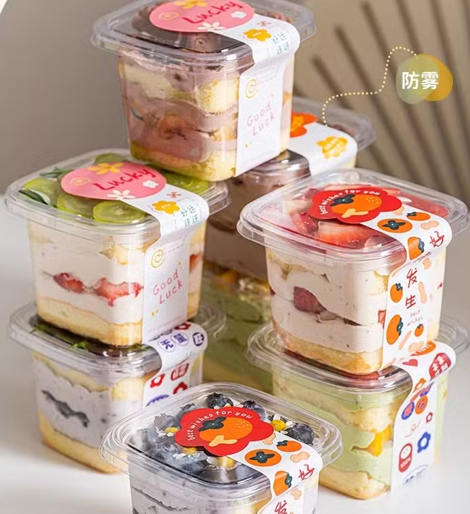 O tavă pentru alimente PS eliberează substanțe chimice nocive atunci când intră în contact cu alimente fierbinți, în comparație cu o tavă pentru alimente PET?